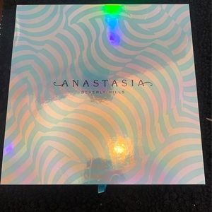 Anastasia Beverly Hills' Norvina Loose Glitter